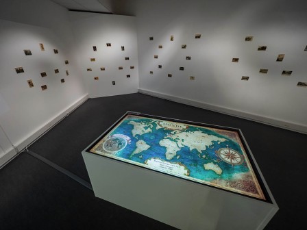 Vue de l'exposition « Le tour du monde en 80 cartes » à Baud - 2026