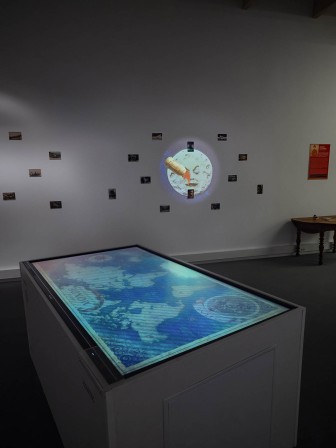 Vue de l'exposition « Le tour du monde en 80 cartes » à Baud - 2026