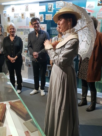 Vernissage : arrivée de Rozenn (Carolie Bonis)