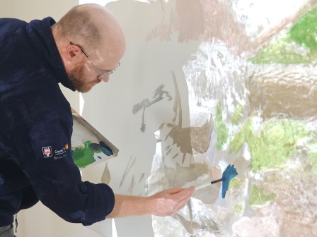 Travail de peinture dans l'atelier