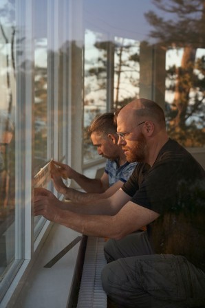 Collage des lettrages sur les vitres (©Léa Molinier)