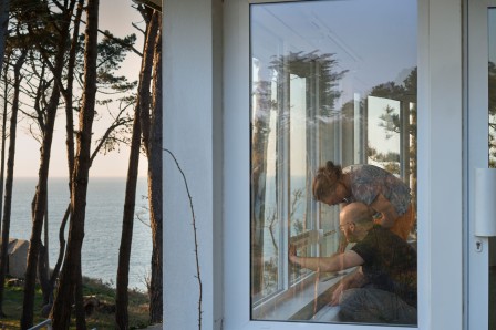 Collage des lettrages sur les vitres (©Léa Molinier)