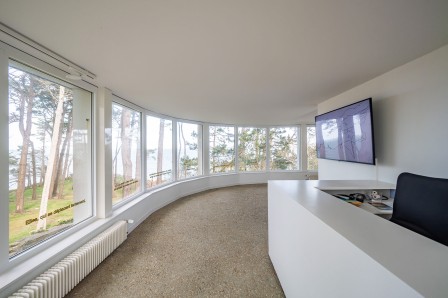 Vue de l'entrée de l'exposition (avec le panorama sur le paysage du parc du Dourven)