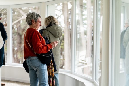 Les vitres de la verrière panoramique servent de support à un texte ©Yoan Brière