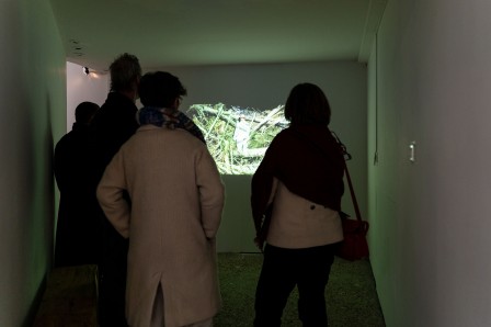 Visiteurs regardant la vidéo « Dioramas » ©Yoan Brière