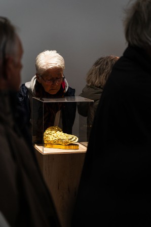 Le « Reliquaire » placé sur socle et sous le regard curieux des visiteurs ©Yoan Brière