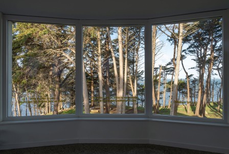 « Dialogue » présenté sur les vitres de la galerie