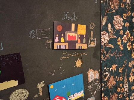 Le tableau installé dans l'exposition Bistrot