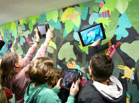 Les enfants présentent leur travail