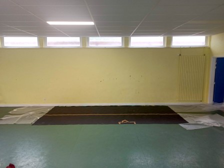Pose de la fresque à l'école