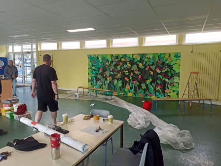 Pose de la fresque à l'école