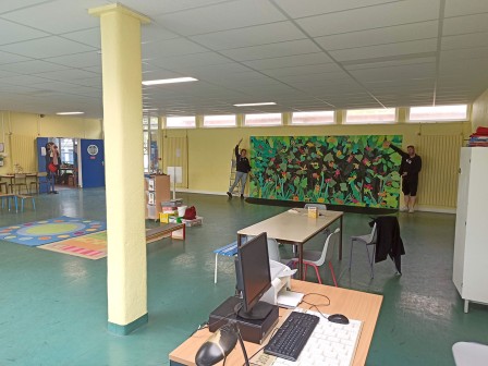 Pose de la fresque à l'école