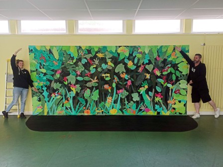 Pose de la fresque à l'école